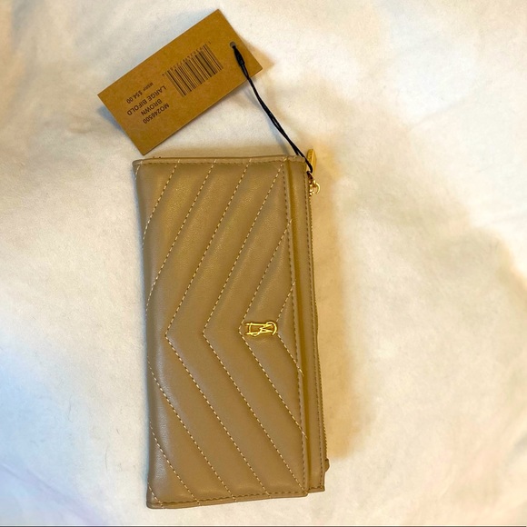 Steve Madden Handbags - NWT Steve Madden bifold wallet. Lots of space!